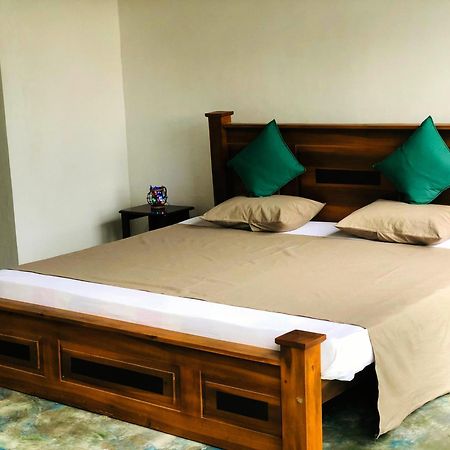 Barefoot Inn Канди Экстерьер фото