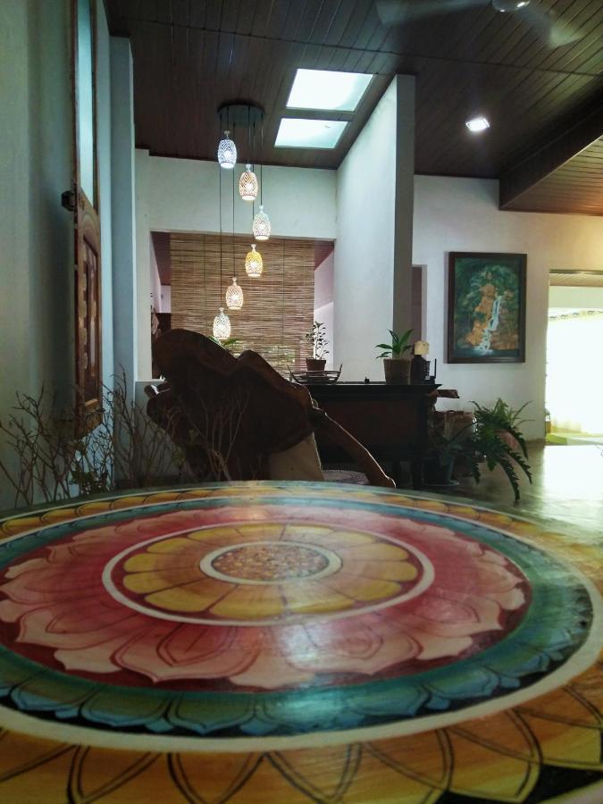 Barefoot Inn Канди Экстерьер фото