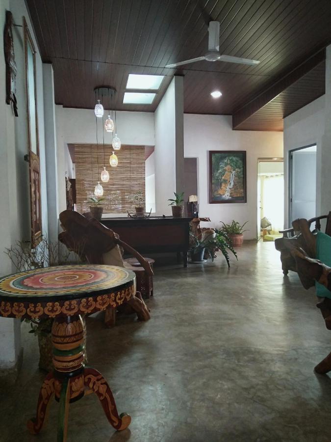 Barefoot Inn Канди Экстерьер фото