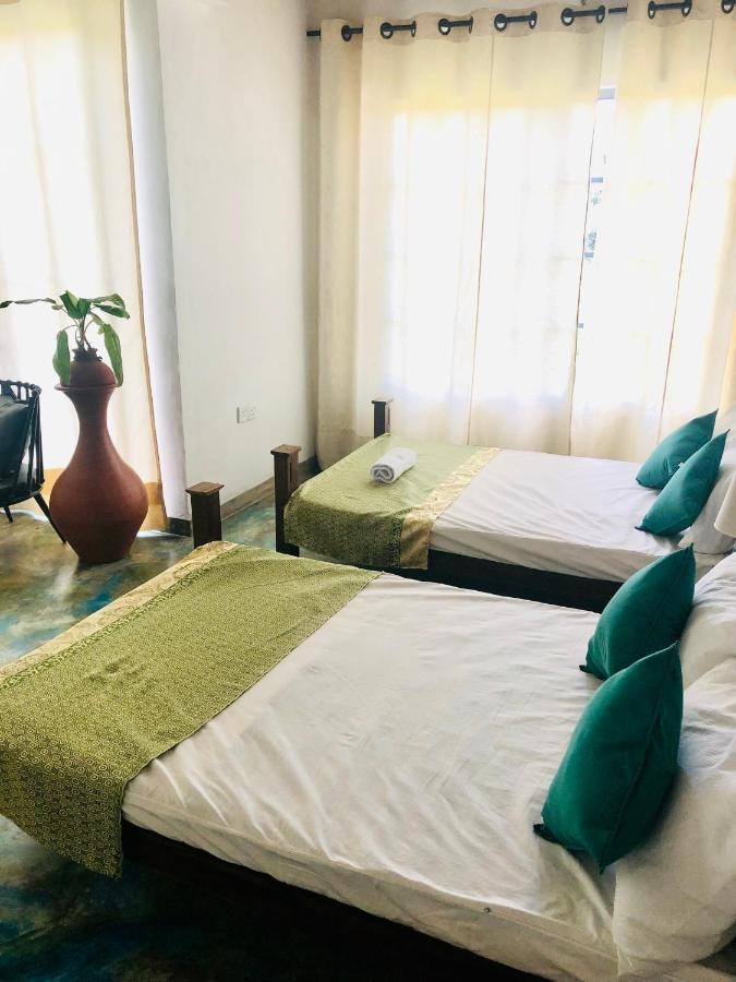 Barefoot Inn Канди Экстерьер фото